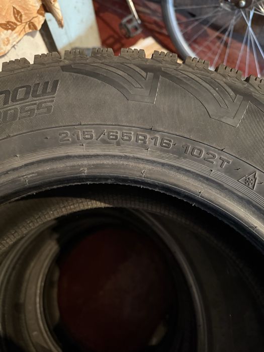 Продаю Автомобільні шини зимові шиповані 215/65/r16 4000грн комплект