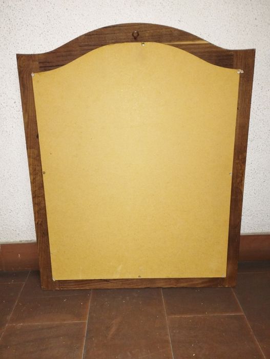 Espelho com moldura em madeira maciça