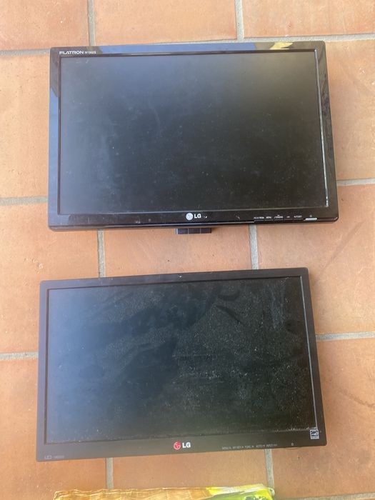 Vendo dois monitores preço negociavel (os dois a 55€)