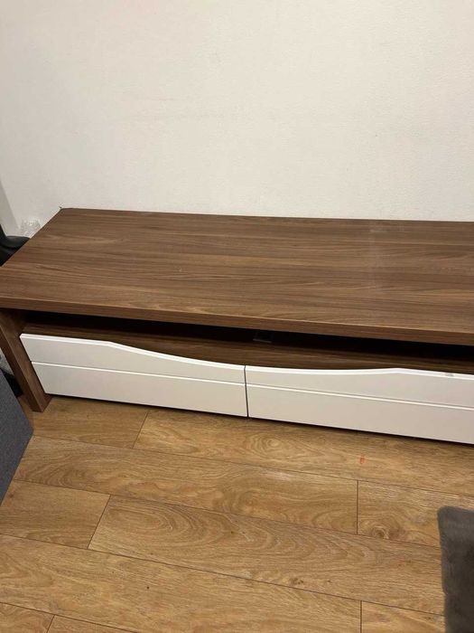 Komoda jest w dobrym stanie z podświetleniem