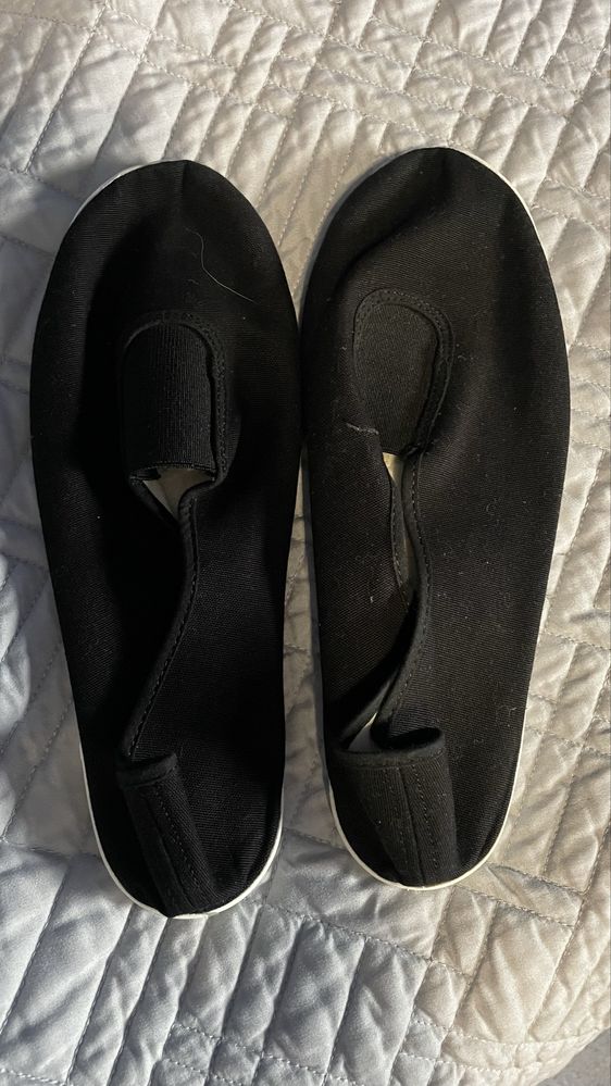 Sapatilhas de ginastica pretas de elastico com sola branca flexivel