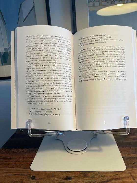 Suporte de leitura em acrílico e metal.