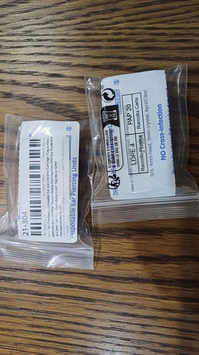 Одноразова стерильна система для проколу вуха