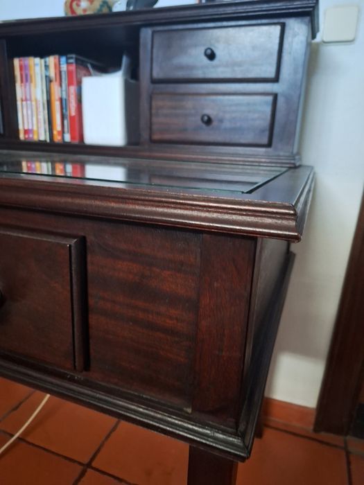 Secretária em madeira maciça