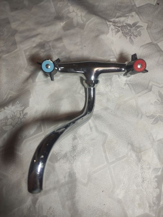 Змішувач двовентильний на кухню