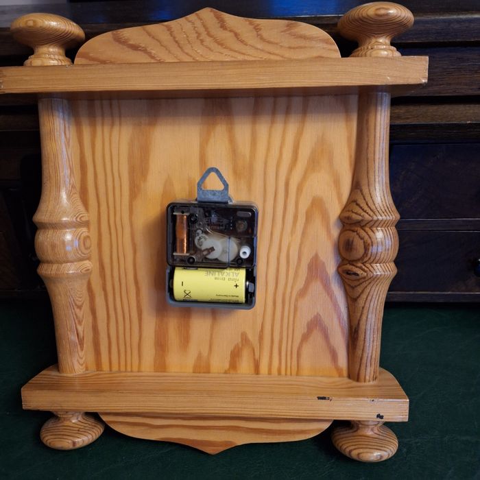 Zegarek drewniany do zawieszenia na ścianie