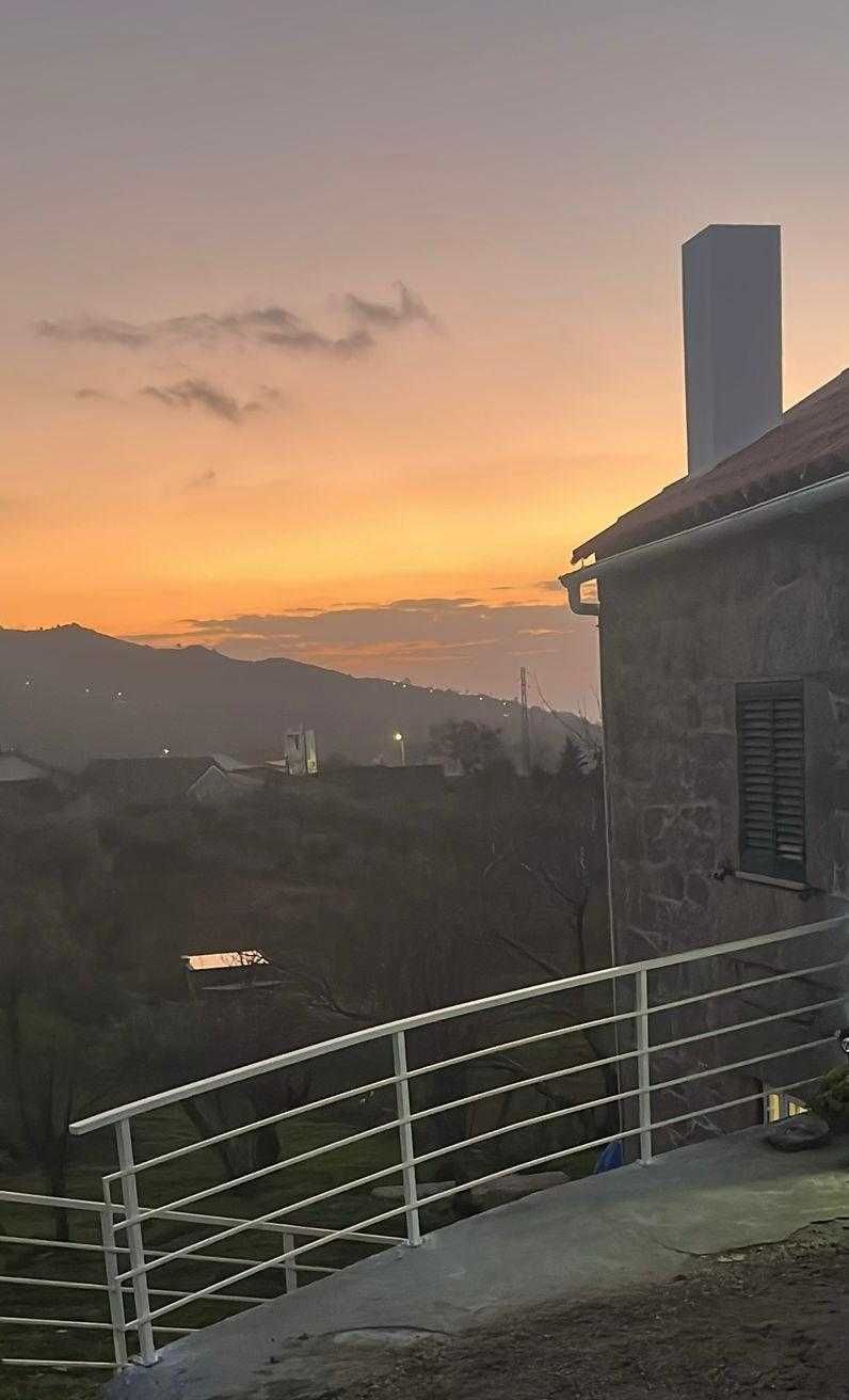 Serralheira, portão, corrimão, cobertura, telha sanduiche.