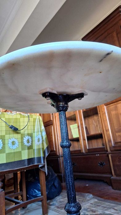 Mesa de apoio em mármore branco
