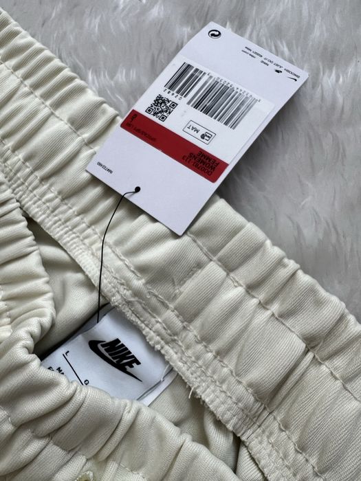 Piękne dresy śliskie spodnie Nike wiosenne w kant satynowe kremowe