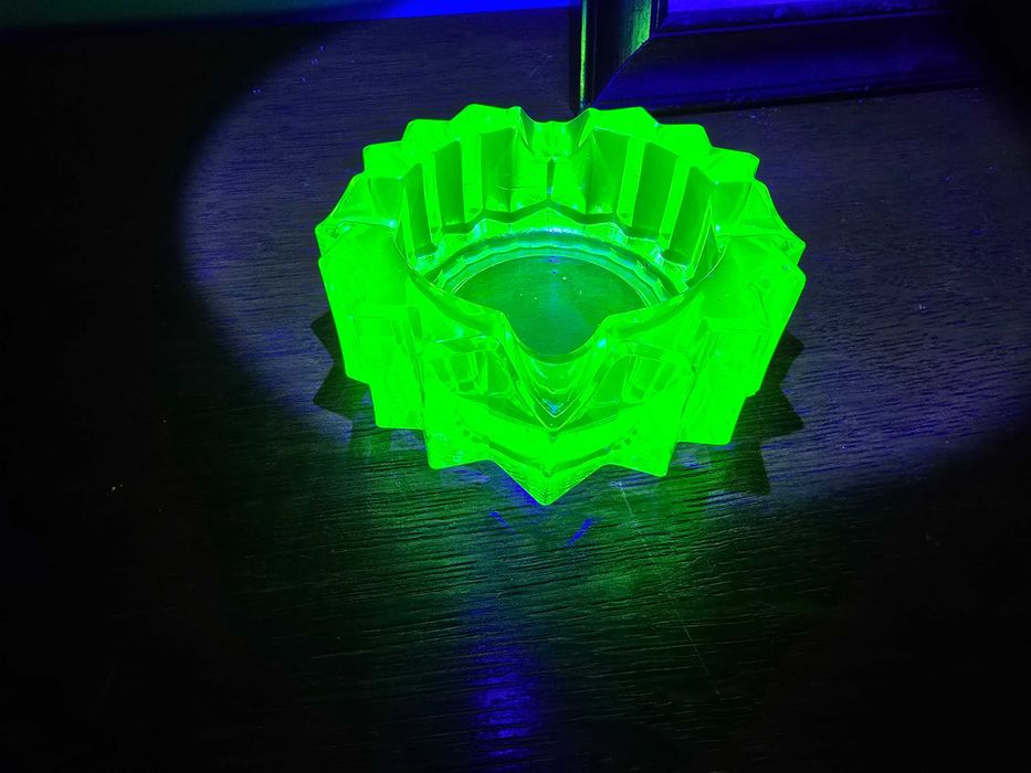 Stara szklana popielniczka URAN