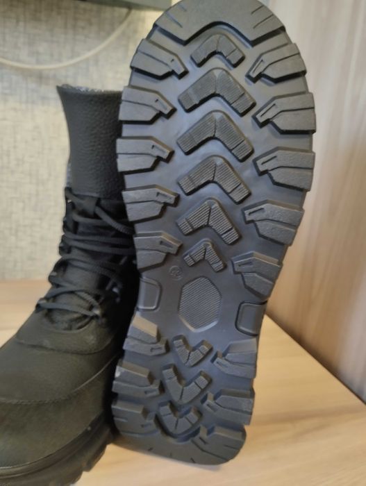 Берці чорні зимові шкіряні  нові  43 і 42  розмір