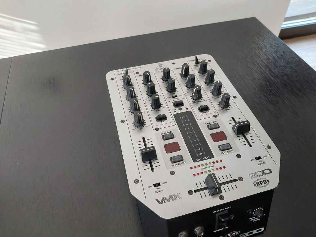 Behringer PRO VMX 200 Mixer
