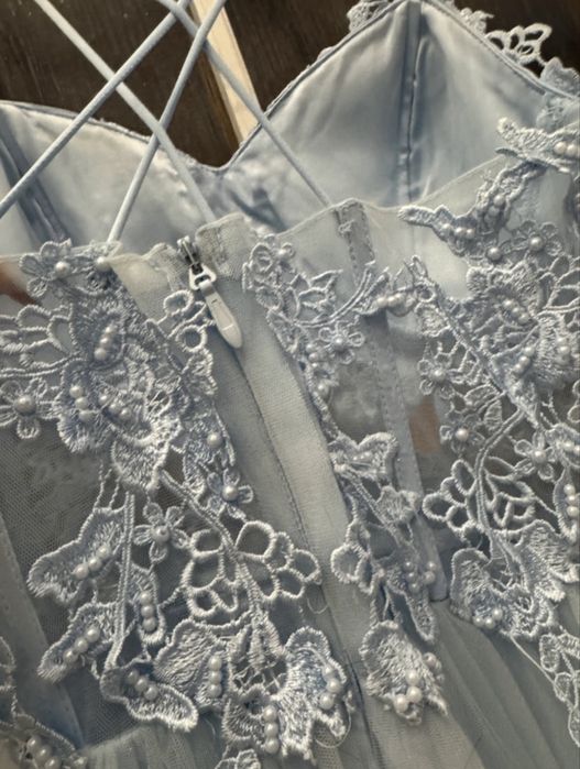 Blekitna tiulowa suknia z perełkami