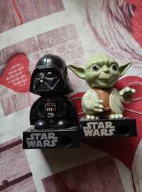 Duas figurinas yoda e Darth Vader star Wars