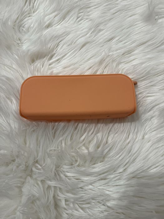 Pomarańczowy piórnik