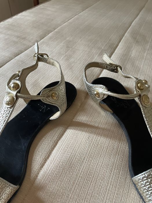 Sandálias douradas tam36