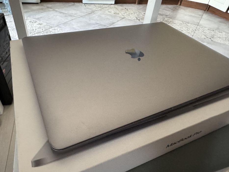 Apple MacBook Pro 16 2016 i7 2.7GHz 16GB RAM Radeon Pro 2GB