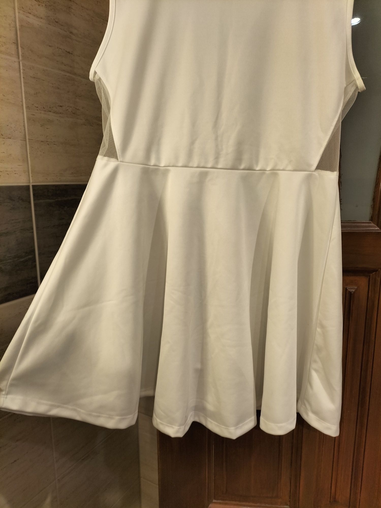 Biała rozkloszowana sukienka elegancka z siateczka