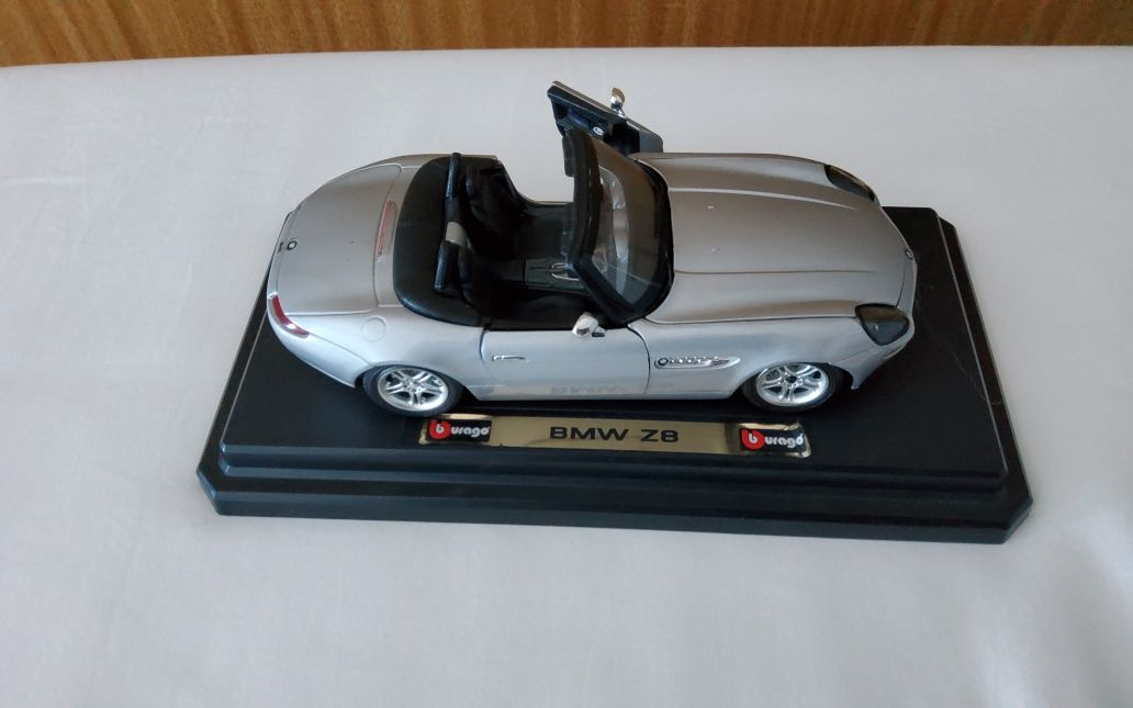 BMW Z8 cinzento prata - Burago Escala 1/24. Usado em muito bom estado.