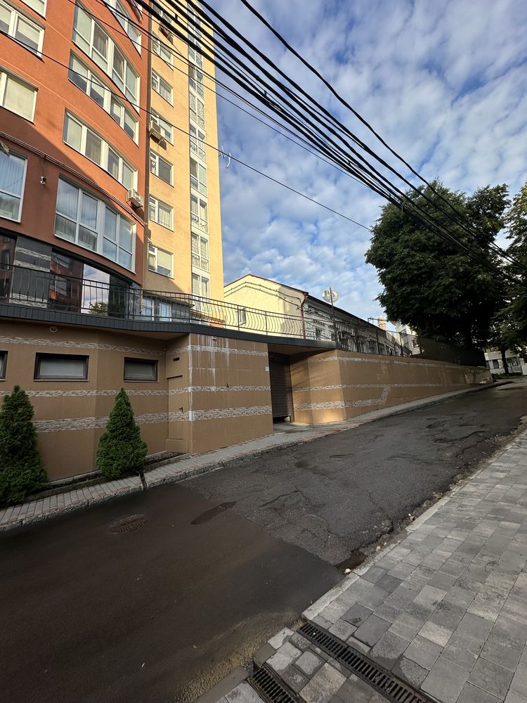 Продам паркінг на вул. Барвінського 2