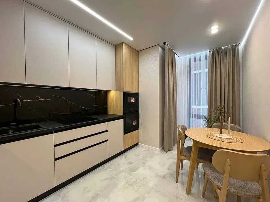 Сучасна однокімнатна поруч міського озера