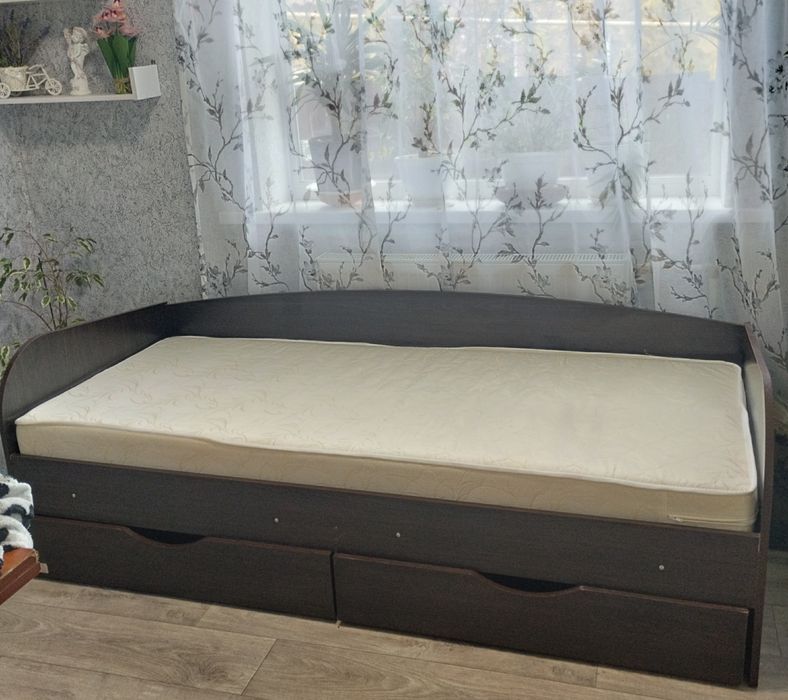 Продам кровать с матрасом.