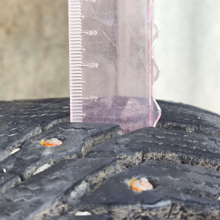 Продаю зимову шину, шип 185 70 R14