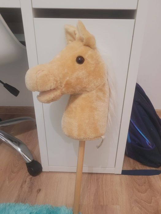 Hobby horse beżowy z białą grzywą
