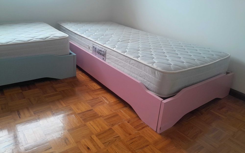 Duas camas de criança