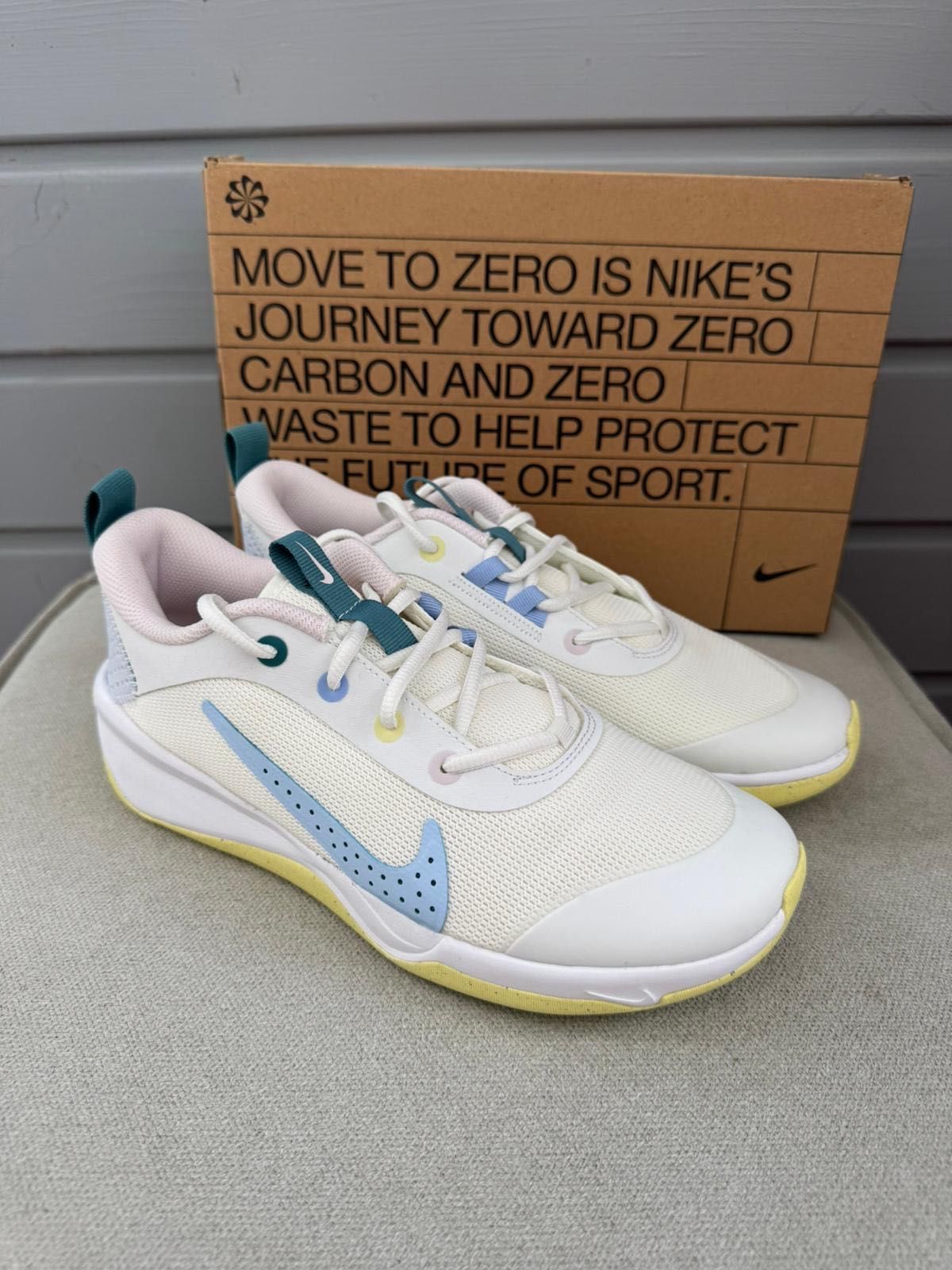 Nowe sneakersy Nike Omni Multi-Court GS białe beżowe 38,5