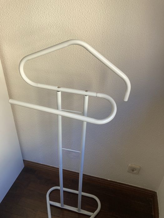 Cabide de pé alto