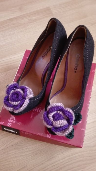 Czółenka pantofle szpilki damskie roz 37 kolor czarno- fioletowy.