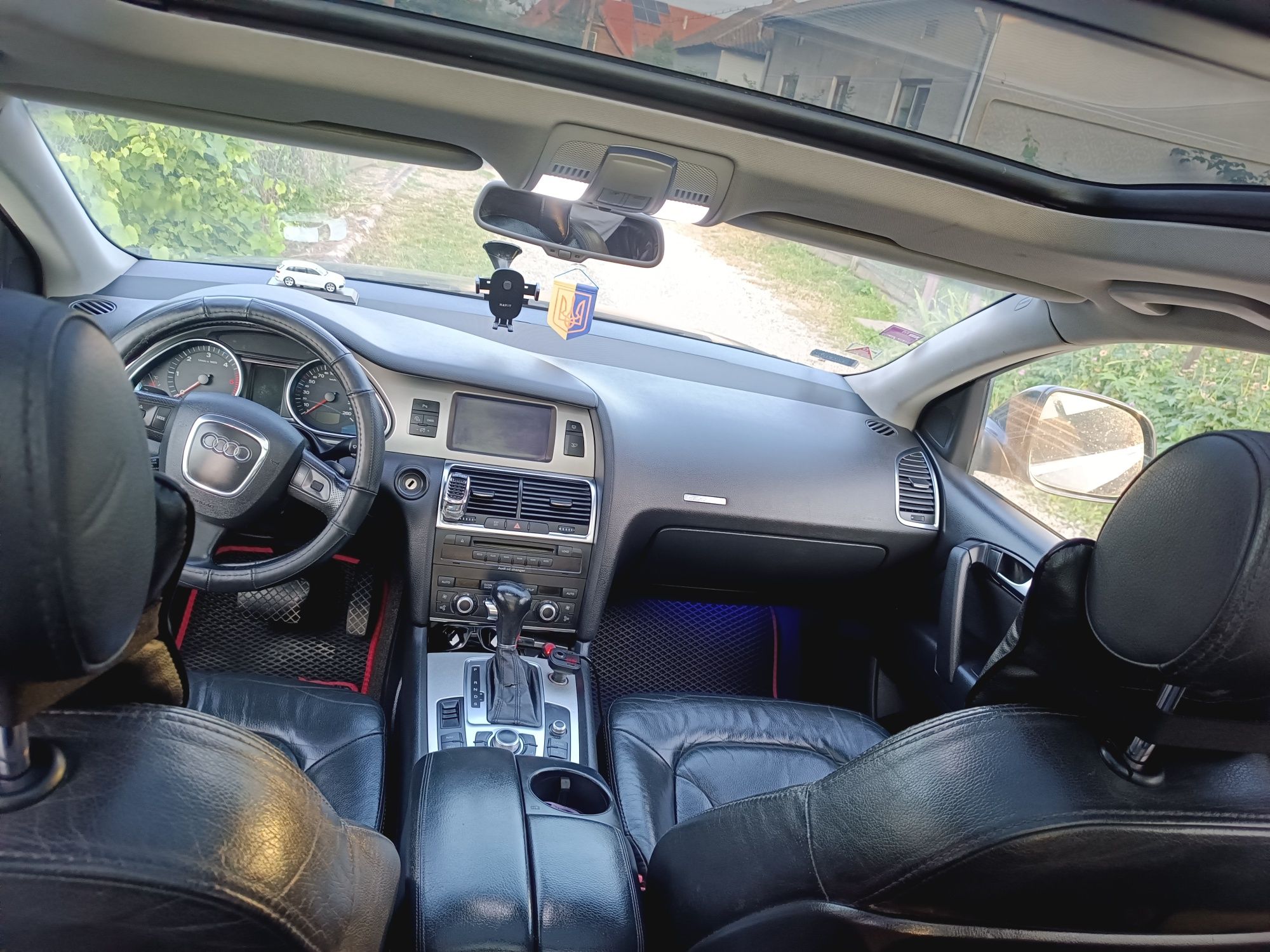 Продам Audi Q7 в багатій комплектації.
