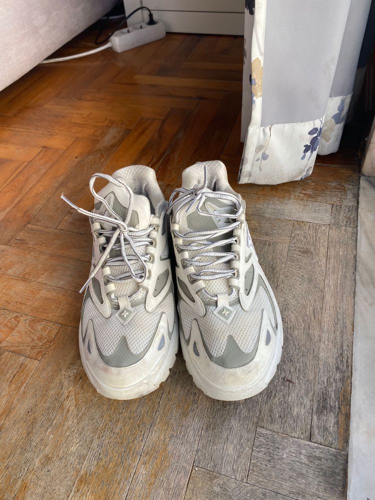 Vendo tenis usados da louis Vuitton tamanho 43