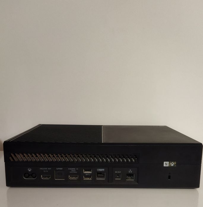 konsola Xbox One + 2 kontrolery/pady+stacja ładująca + zasilacz