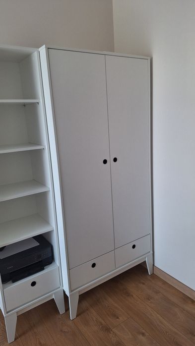 Szafa biała na ubrania z regałem