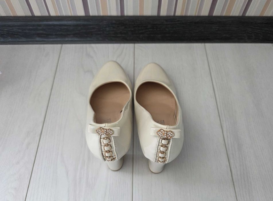 Бежеві туфлі на каблуку