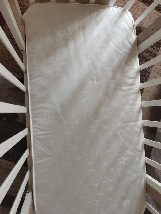 Дитяче ліжко та комод