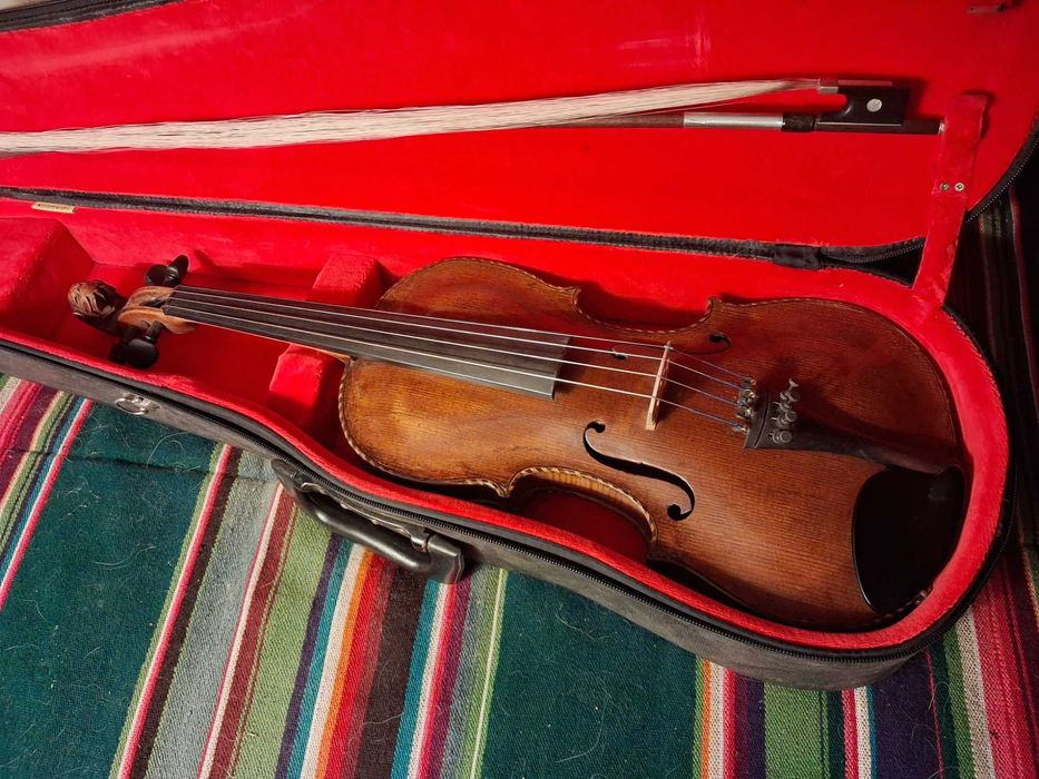 Skrzypce z piękną rzeźbioną główką