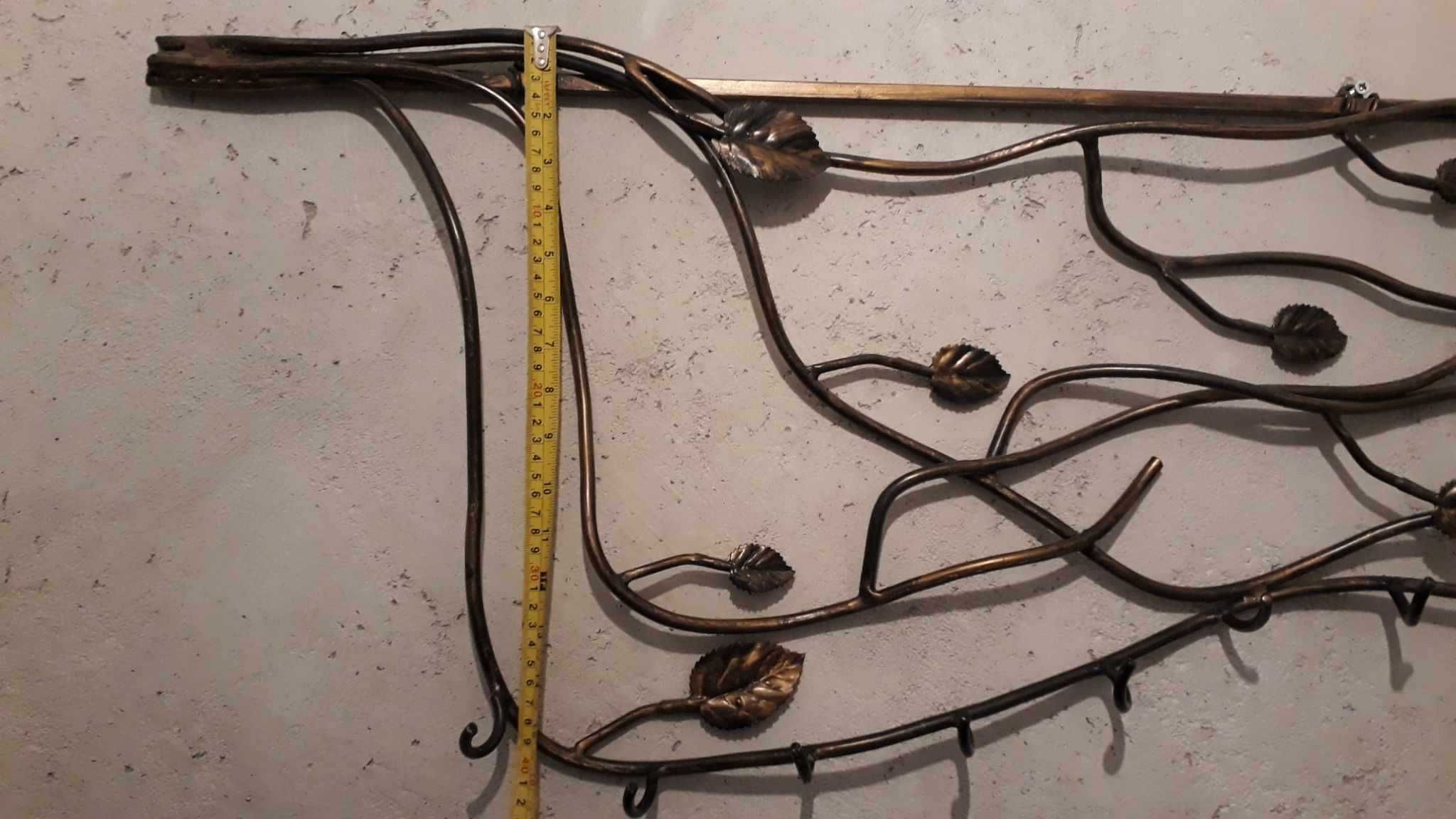 Wieszak na ubrania kuty, motyw roślinny, metaloplastyka