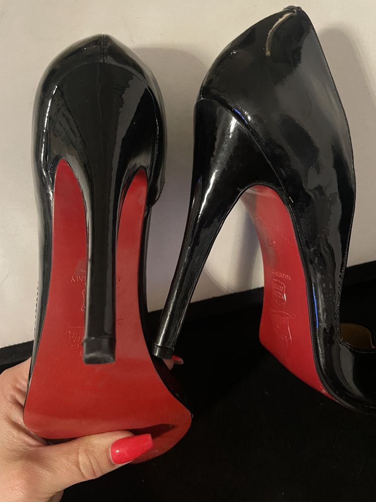 Szpilki czerwona podeszwa Louboutin plus worek przeciwkurzowy