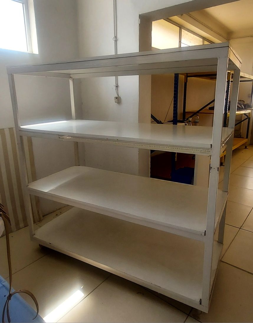 Estante metálica com rodas