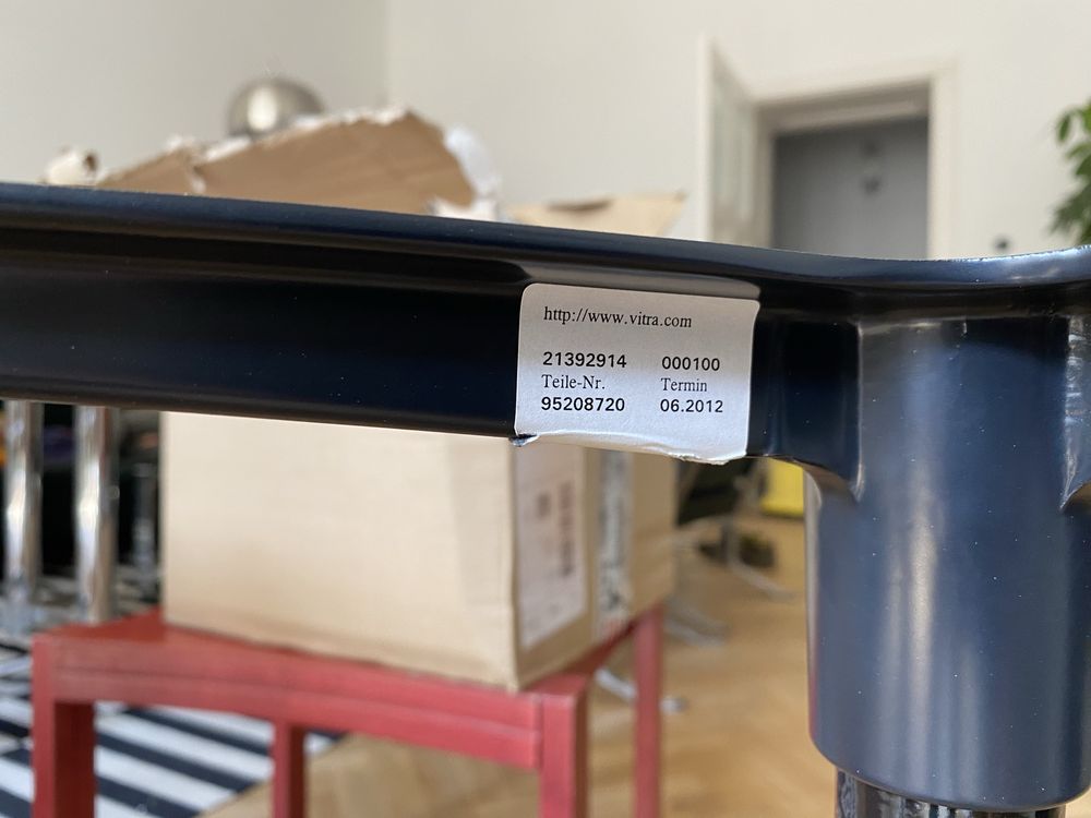 Okrągły stół Ray & Charles Eames dla Vitra