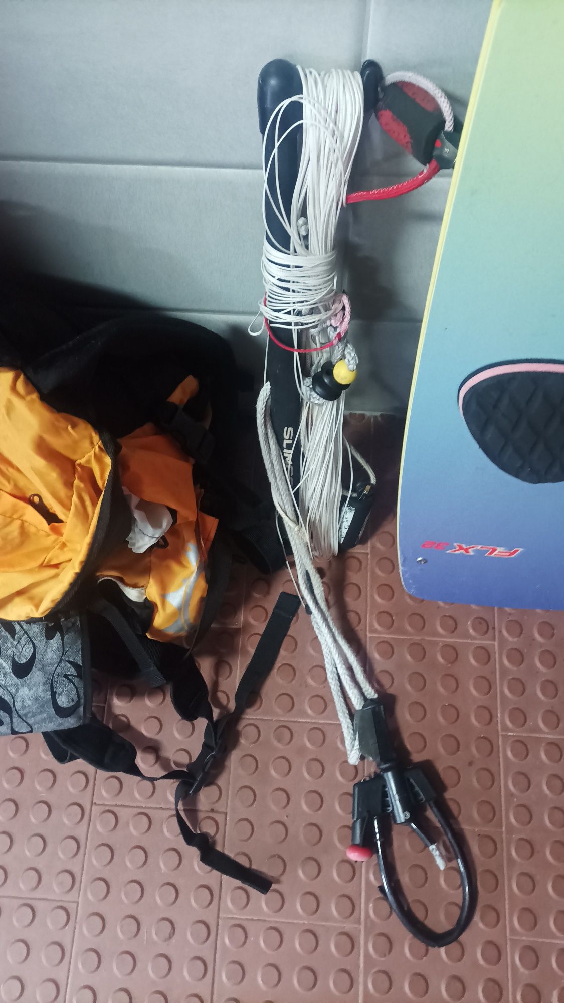 Asa Kitesurf + bomba + barra com guias + chickenlup + prancha completa