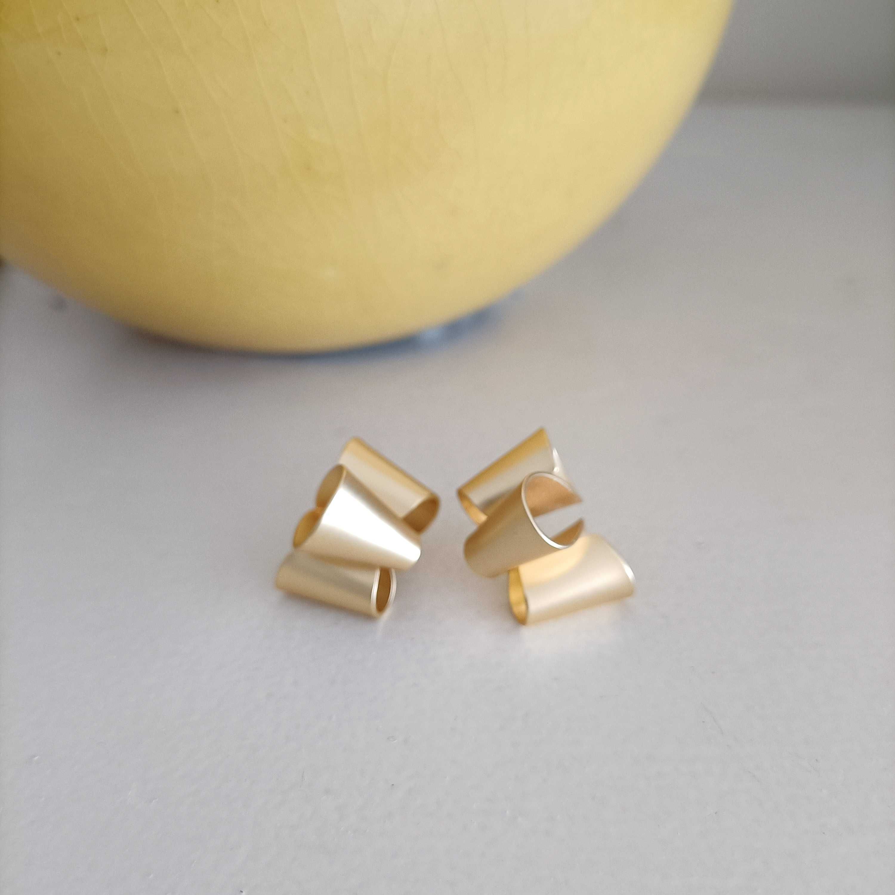 Brincos dourados, novos e muito bonitos.