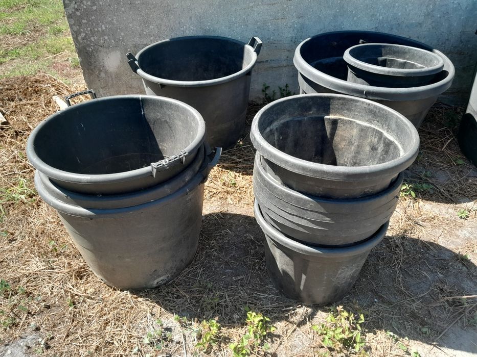 Vasos ou baldes de plastico