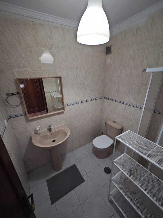 Arrendo quarto individual com casa de banho privativa.