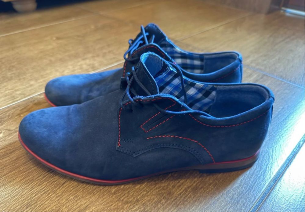 Eleganckie buty meskie do garnituru granatowe