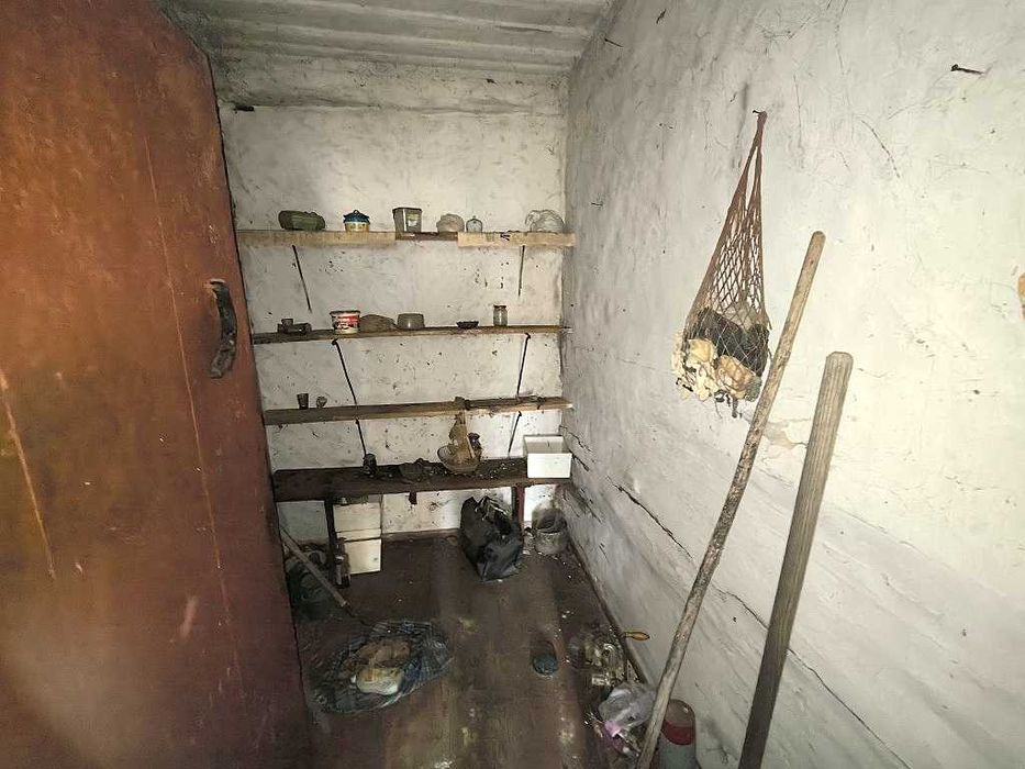 Продам будиночок неподалік є озера та ліс.Від Києва 25км.