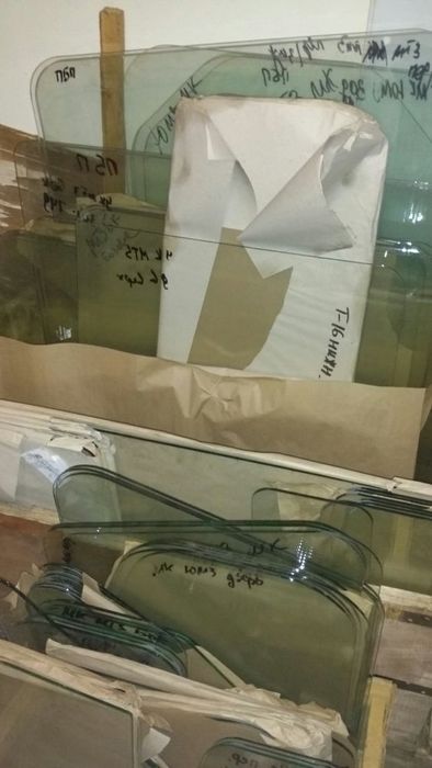 Стекла тракторных кабин в ассортименте.